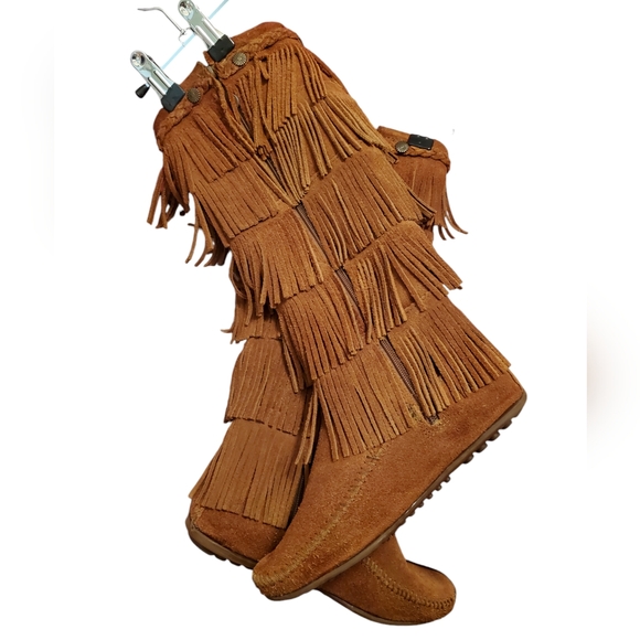 Minnetonka 5-Layer Fringe Boot - Picture 12 of 13